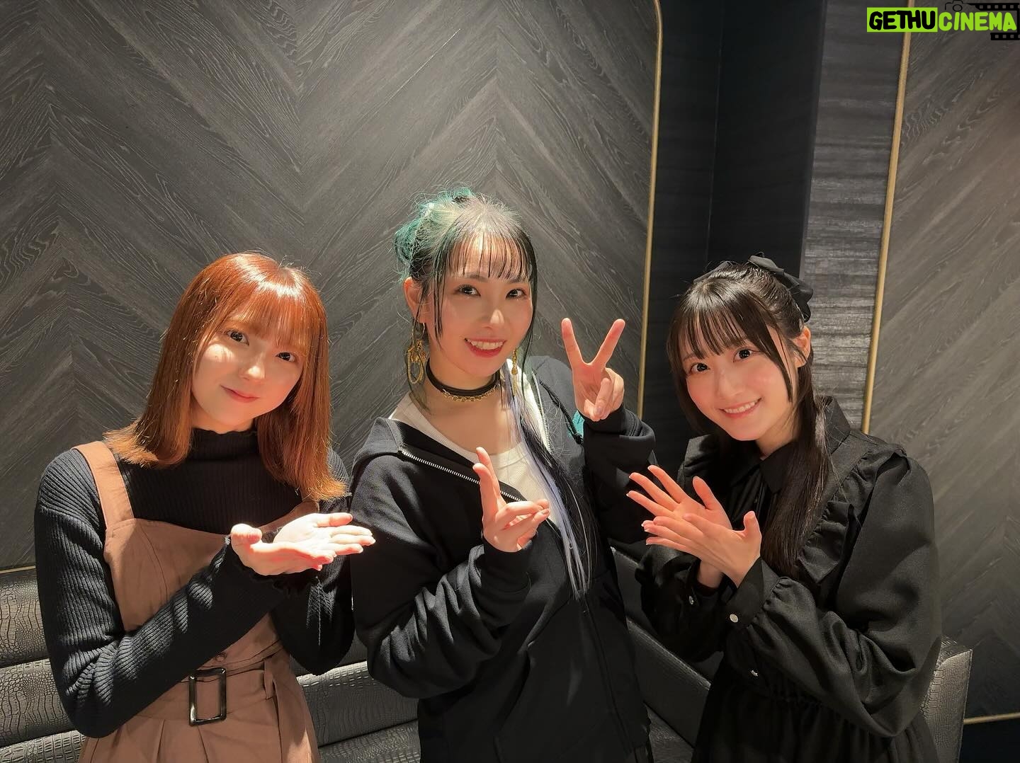ZAQ - 681 Likes - ダイアローグ+インビテーション!
の原曲を歌ってくれている、DIALOGUE+のきょんちゃん、やかんちゃんが見にきてくれました😭❤️
2人とも忙しい中本当にありがとうございます✨
DIALOGUE+さんはどの曲もめちゃくちゃ強くて、
努力家で全員性格もよくて、本当に大好き🥹✨
デビュー曲のカップリング曲を書かせてもらったけど、そのころから何枚も何枚も神曲量産してて、ライブもパワフルでどんだけライブ本数やってんの?ってぐらい超ライブアーティスト。
ダイアローグ+インビテーション一曲で息切れしていた()わたしは尊敬の念が絶えません🥹🫶
これからもずっと応援しています!!
(やかんちゃんインスタやってないからキョンチャンだけタグつけまひた)