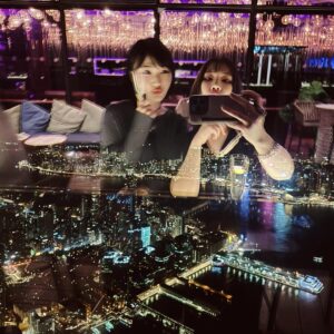 ZAQ Instagram - 事務所が同じということもあって、最近仲良くしてもらっている安月名莉子ちゃん✨
一緒に香港🇭🇰遠征しました❤️

響きが好きなのでアヅナリﾁｬﾝと呼んでいる。

一度アヅナリﾁｬﾝの「BLUE CYLIUM」という曲を編曲させていただきましたが、彼女の声はほんとにマイク乗りが良くてよく響く歌声をしています👏👏

そして今回の香港ライブのために、楽屋でも一生懸命に「広東語でMCがしたい」と勉強していたり、香港の成り立ちについても真剣に学ぼうとしているすがたをみて、素晴らしい子だなぁ、と感動しました。

性格も人懐こくてお話好きで、頑張り屋さんで謙虚で、
話しててほんとに楽しい子です✨
今回の遠征でもたくさん彼女に笑かされました🤣🤣🤣
アヅナリﾁｬﾝがいてくれてとても心強かったです😍

1枚目は、「世界一高いところにあるバー」でギネス記録をもっているセレブリティバーで撮った香港の夜景とガラス越しのわたしたち。 @ozonehongkong 

今回ご一緒した、Liaさんも実里さんもアヅナリﾁｬﾝも、尊敬するアーティストです☺️✨
楽しかったー！
また香港の思い出ちょこちょこ載せていきますね✨