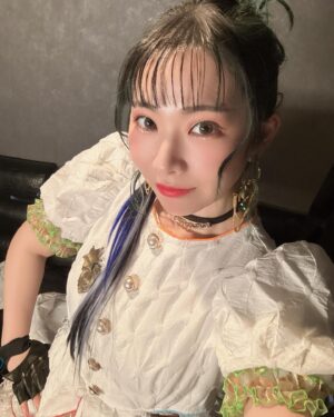 ZAQ Instagram - 昨日のお衣装とおヘアメイク〜❤️
ただでさえ海藻カラーなのに、付け毛で、さらに海藻めいてましたね！今回もどちゃ汗かいたのにメイクは１gも落ちませんでした。さすがカナさんのメイク！！！カラフルなチャレンジをたくさんさせてくれる遊び心あるメイクも大好きです！！

ZAQの日は、ファン感謝祭みたいなかんじなのと、いつもと違うセットリストだったので、
いつものオラついたざくおさんではなく、違う雰囲気の衣装でめっっっちゃ可愛く"ぷりちー"にスタイリングしてもらいました❤️
脇腹が開いてるのが"らぶりー"。バルーンスカートのふりふりも"きゅーてぃー"。

……私からなかなか飛び出さない形容詞です。

でも指抜きグローブやゴリゴリアクセなどでバキバキした強さもあってさいくぅでした！

またかわちぃ衣装きさせてください！
ありがとうございました！

styling by 南圭衣子さん　@m1nam1_515 
hair&make 古橋香奈子さん　@kanako.furuhashi 

いつも感謝感謝です…😭✨