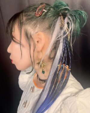 ZAQ Instagram - 昨日のお衣装とおヘアメイク〜❤️
ただでさえ海藻カラーなのに、付け毛で、さらに海藻めいてましたね！今回もどちゃ汗かいたのにメイクは１gも落ちませんでした。さすがカナさんのメイク！！！カラフルなチャレンジをたくさんさせてくれる遊び心あるメイクも大好きです！！

ZAQの日は、ファン感謝祭みたいなかんじなのと、いつもと違うセットリストだったので、
いつものオラついたざくおさんではなく、違う雰囲気の衣装でめっっっちゃ可愛く"ぷりちー"にスタイリングしてもらいました❤️
脇腹が開いてるのが"らぶりー"。バルーンスカートのふりふりも"きゅーてぃー"。

……私からなかなか飛び出さない形容詞です。

でも指抜きグローブやゴリゴリアクセなどでバキバキした強さもあってさいくぅでした！

またかわちぃ衣装きさせてください！
ありがとうございました！

styling by 南圭衣子さん　@m1nam1_515 
hair&make 古橋香奈子さん　@kanako.furuhashi 

いつも感謝感謝です…😭✨