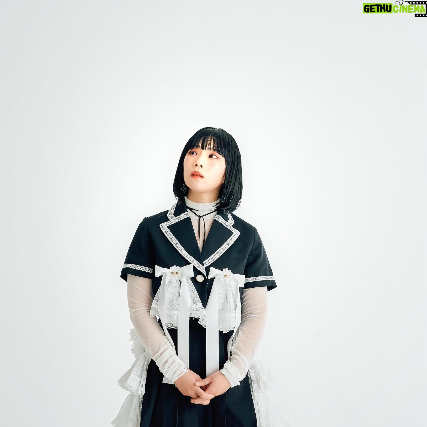 ZAQ - 711 Likes - 喪中ですが今年もよろしくお願いします🙇✨✨
遅ればせながら、ZAQの新曲『マイナーピース』のMVが公開されました❣️
https://youtu.be/zul8B399nzA?si=dcfLfNHof1Hh2bpC
公開から数日経ちましたが、とても嬉しいコメントばかりで作って良かった…!と心から思います。
ありがとうございます。
ワンマンでもお伝えしましたが、「ようこそ実力至上主義の教室へ」のオープニングテーマに採用していただけるのは、視聴者の方々のあつい応援のお陰でしかないです。
よう実3rd seasonの放送は、まだ第一話が始まったばかりです。
めまぐるしい展開の中、一年生編がどう収束するのか、みんなで見届けましょう!
ことしはマイナーピースを持っていろんなところで歌っていきたいと思ってますので、ぜひ温かい目で応援してやってください📣