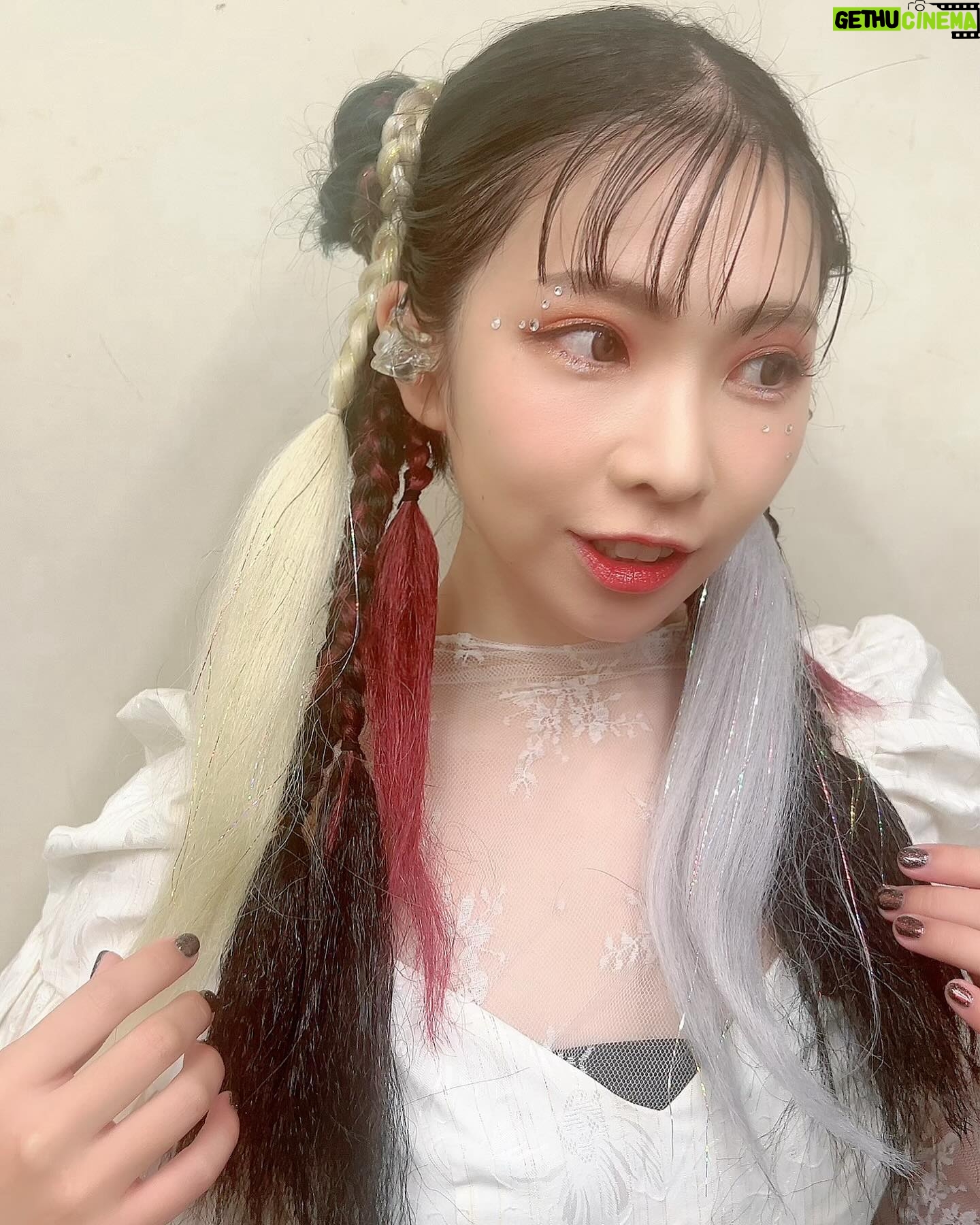 ZAQ - 755 Likes - 昨日のライブのおヘアメイク、最強に可愛かったぁ❣️❣️
かなさん @kanako.furuhashi のメイクは、いくら暴れても絶対に落ちないのー✨いつもありがとうございます❣️