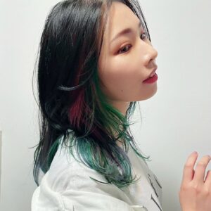 ZAQ Instagram - 髪の毛を染めますただ！
久しぶりにブリーチしてからの海藻カラー✌️🟢🟣🟦

今日もパキパキに派手にしてくれてありがとうございました💕

@tatehoramiki___