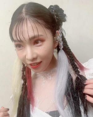 ZAQ Instagram - 昨日のライブのおヘアメイク、最強に可愛かったぁ❣️❣️
かなさん @kanako.furuhashi のメイクは、いくら暴れても絶対に落ちないのー✨いつもありがとうございます❣️