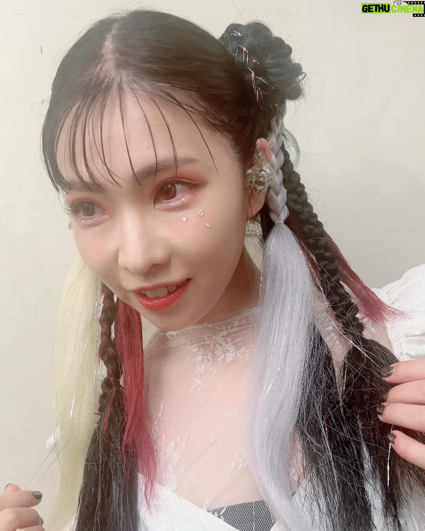ZAQ - 755 Likes - 昨日のライブのおヘアメイク、最強に可愛かったぁ❣️❣️
かなさん @kanako.furuhashi のメイクは、いくら暴れても絶対に落ちないのー✨いつもありがとうございます❣️