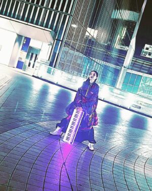 ZAQ Instagram - アー写撮影裏話💕

雨上がりの夜中、夜中の渋谷、渋谷なのに静かな駅前、ぴかぴかの鍵盤、っていう。なんかいいかんじのシチュが重なって素敵な撮影になりました。

 @ha_za_ma さんのショーで一目惚れして『絶対次のアー写これが着たいです！！』と強火でスタイリスト南さんにお伝えしたこの衣装は、フードのポケットからフードがはえていて（？）、お腹がびょーんってなってて、スカートの中からシャツがはえている（？？）という、ド変態な服wwわたしに刺さりすぎてしまった。
今回は全部 @ha_za_ma さんの衣装です(^^)アー写だと全身の全容が見えてないと思うのでこちらで✨

シルエットがモコッとユルッとしてて可愛い✨着られて嬉しかったな🥹

1枚目、「なんか鬼滅の映画の煉獄杏寿郎のポスターみたいなポーズで撮りたい」って撮ってもらったポーズ。笑
2枚目は、「次アップ撮ります」といわれて下半身は映らないんやな！！と、油断したかわゆいスリッパスタイル。笑

ネイルも、この衣装に合わせたネイルにしてもらったのです😊🙌

今回のアー写、どうですか？かっこいい？？👀👀👀👀👀

Art Direction & Photography　クロカワリュート
styling by @m1nam1_515 南圭衣子
hair&make @kanako.furuhashi 古橋香奈子
