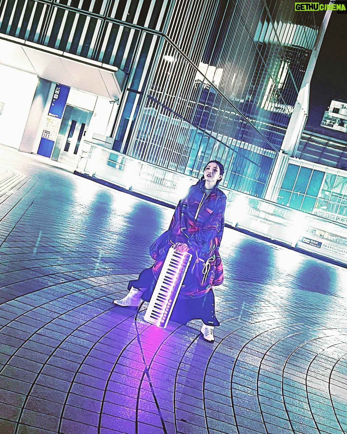 ZAQ - 685 Likes - アー写撮影裏話💕
雨上がりの夜中、夜中の渋谷、渋谷なのに静かな駅前、ぴかぴかの鍵盤、っていう。なんかいいかんじのシチュが重なって素敵な撮影になりました。
@ha_za_ma さんのショーで一目惚れして『絶対次のアー写これが着たいです!!』と強火でスタイリスト南さんにお伝えしたこの衣装は、フードのポケットからフードがはえていて(?)、お腹がびょーんってなってて、スカートの中からシャツがはえている(??)という、ド変態な服wwわたしに刺さりすぎてしまった。
今回は全部 @ha_za_ma さんの衣装です(^^)アー写だと全身の全容が見えてないと思うのでこちらで✨
シルエットがモコッとユルッとしてて可愛い✨着られて嬉しかったな🥹
1枚目、「なんか鬼滅の映画の煉獄杏寿郎のポスターみたいなポーズで撮りたい」って撮ってもらったポーズ。笑
2枚目は、「次アップ撮ります」といわれて下半身は映らないんやな!!と、油断したかわゆいスリッパスタイル。笑
ネイルも、この衣装に合わせたネイルにしてもらったのです😊🙌
今回のアー写、どうですか?かっこいい??👀👀👀👀👀
Art Direction & Photography クロカワリュート
styling by @m1nam1_515 南圭衣子
hair&make @kanako.furuhashi 古橋香奈子