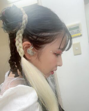 ZAQ Instagram - 昨日のライブのおヘアメイク、最強に可愛かったぁ❣️❣️
かなさん @kanako.furuhashi のメイクは、いくら暴れても絶対に落ちないのー✨いつもありがとうございます❣️