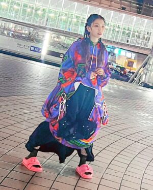 ZAQ Instagram - アー写撮影裏話💕

雨上がりの夜中、夜中の渋谷、渋谷なのに静かな駅前、ぴかぴかの鍵盤、っていう。なんかいいかんじのシチュが重なって素敵な撮影になりました。

 @ha_za_ma さんのショーで一目惚れして『絶対次のアー写これが着たいです！！』と強火でスタイリスト南さんにお伝えしたこの衣装は、フードのポケットからフードがはえていて（？）、お腹がびょーんってなってて、スカートの中からシャツがはえている（？？）という、ド変態な服wwわたしに刺さりすぎてしまった。
今回は全部 @ha_za_ma さんの衣装です(^^)アー写だと全身の全容が見えてないと思うのでこちらで✨

シルエットがモコッとユルッとしてて可愛い✨着られて嬉しかったな🥹

1枚目、「なんか鬼滅の映画の煉獄杏寿郎のポスターみたいなポーズで撮りたい」って撮ってもらったポーズ。笑
2枚目は、「次アップ撮ります」といわれて下半身は映らないんやな！！と、油断したかわゆいスリッパスタイル。笑

ネイルも、この衣装に合わせたネイルにしてもらったのです😊🙌

今回のアー写、どうですか？かっこいい？？👀👀👀👀👀

Art Direction & Photography　クロカワリュート
styling by @m1nam1_515 南圭衣子
hair&make @kanako.furuhashi 古橋香奈子