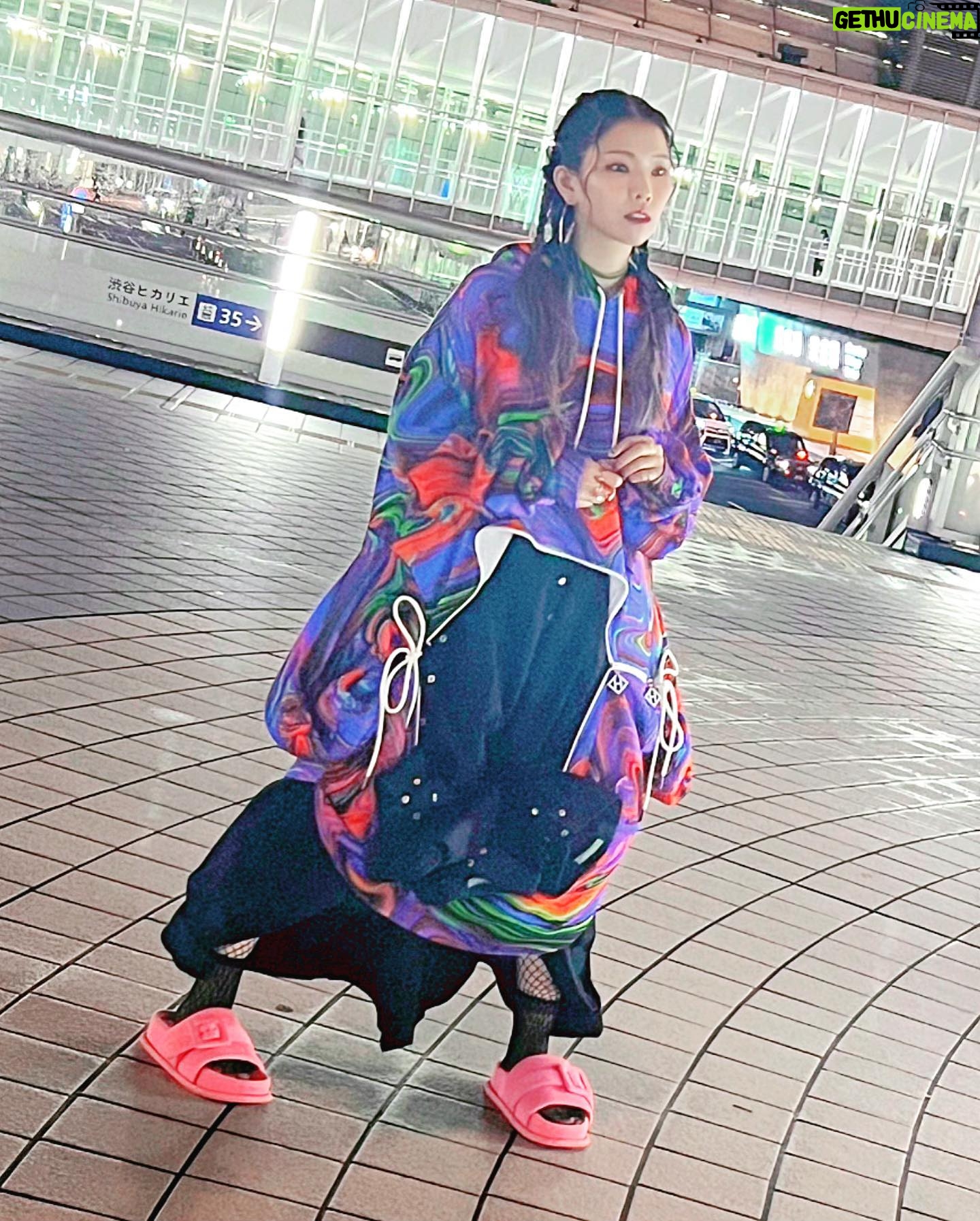 ZAQ - 685 Likes - アー写撮影裏話💕
雨上がりの夜中、夜中の渋谷、渋谷なのに静かな駅前、ぴかぴかの鍵盤、っていう。なんかいいかんじのシチュが重なって素敵な撮影になりました。
@ha_za_ma さんのショーで一目惚れして『絶対次のアー写これが着たいです!!』と強火でスタイリスト南さんにお伝えしたこの衣装は、フードのポケットからフードがはえていて(?)、お腹がびょーんってなってて、スカートの中からシャツがはえている(??)という、ド変態な服wwわたしに刺さりすぎてしまった。
今回は全部 @ha_za_ma さんの衣装です(^^)アー写だと全身の全容が見えてないと思うのでこちらで✨
シルエットがモコッとユルッとしてて可愛い✨着られて嬉しかったな🥹
1枚目、「なんか鬼滅の映画の煉獄杏寿郎のポスターみたいなポーズで撮りたい」って撮ってもらったポーズ。笑
2枚目は、「次アップ撮ります」といわれて下半身は映らないんやな!!と、油断したかわゆいスリッパスタイル。笑
ネイルも、この衣装に合わせたネイルにしてもらったのです😊🙌
今回のアー写、どうですか?かっこいい??👀👀👀👀👀
Art Direction & Photography クロカワリュート
styling by @m1nam1_515 南圭衣子
hair&make @kanako.furuhashi 古橋香奈子