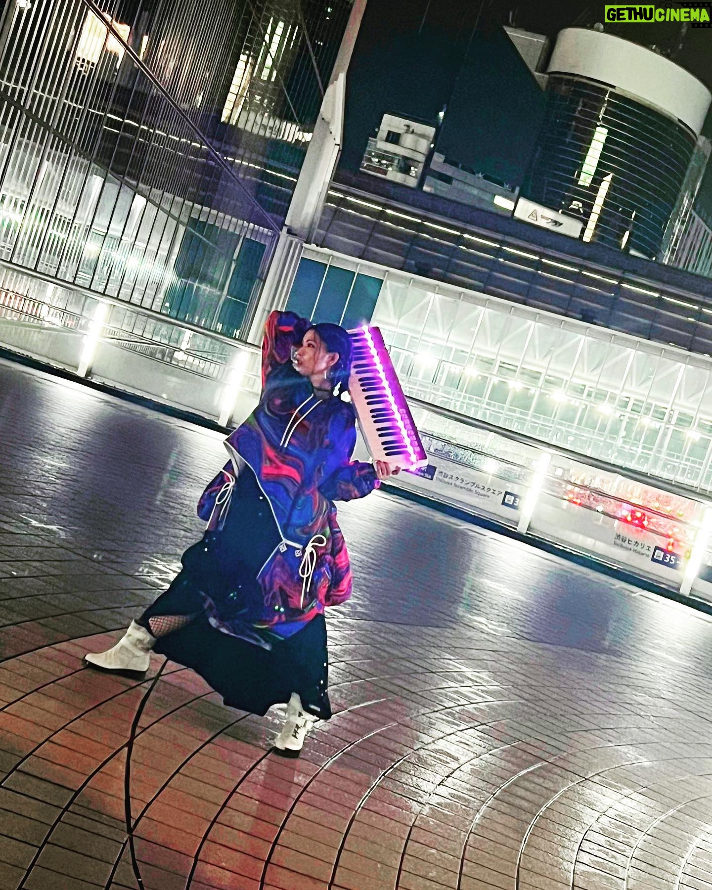 ZAQ - 685 Likes - アー写撮影裏話💕
雨上がりの夜中、夜中の渋谷、渋谷なのに静かな駅前、ぴかぴかの鍵盤、っていう。なんかいいかんじのシチュが重なって素敵な撮影になりました。
@ha_za_ma さんのショーで一目惚れして『絶対次のアー写これが着たいです!!』と強火でスタイリスト南さんにお伝えしたこの衣装は、フードのポケットからフードがはえていて(?)、お腹がびょーんってなってて、スカートの中からシャツがはえている(??)という、ド変態な服wwわたしに刺さりすぎてしまった。
今回は全部 @ha_za_ma さんの衣装です(^^)アー写だと全身の全容が見えてないと思うのでこちらで✨
シルエットがモコッとユルッとしてて可愛い✨着られて嬉しかったな🥹
1枚目、「なんか鬼滅の映画の煉獄杏寿郎のポスターみたいなポーズで撮りたい」って撮ってもらったポーズ。笑
2枚目は、「次アップ撮ります」といわれて下半身は映らないんやな!!と、油断したかわゆいスリッパスタイル。笑
ネイルも、この衣装に合わせたネイルにしてもらったのです😊🙌
今回のアー写、どうですか?かっこいい??👀👀👀👀👀
Art Direction & Photography クロカワリュート
styling by @m1nam1_515 南圭衣子
hair&make @kanako.furuhashi 古橋香奈子