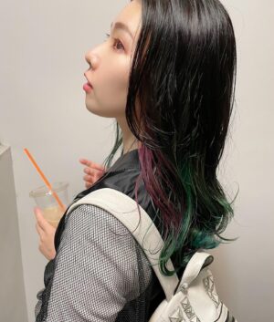 ZAQ Instagram - 髪染めた😘😘

今回も素敵な緑青赤紫のミックスカラー😉海藻海草😉✨

…しかしやっぱ利き顔は横顔に現れますな。😇😇

今回も素敵なカラーにしてくださったのは @tatehoramiki___ 

ありがとうございましたぁー🥰