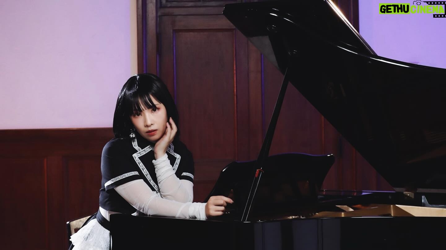 ZAQ - 695 Likes - 【重要】
本日、最新シングルCD
『マイナーピース』
リリースされました❤️
作詞/作曲/編曲/Pf/歌唱 :ZAQ
Gt :堀崎翔
Bass :田辺トシノ
Drums :ゆーまお
Vocal Direction :フジムラトヲル(from TECHNOBOYS PULCRAFT GREEN-FUND)
Mix engineer :白井康裕
※敬称略
TVアニメ『ようこそ実力至上主義の教室へ 3rd season』
のOPテーマになっています♟️
本当にこの曲を作れたこと、よう実に出会えたことは、一生自慢できる財産です。
いま、8話まで観ましたがほんっっとに面白い…。
原作があそこまで人気がある理由、海外でも人気が高い理由がよくわかってしまうほど、面白いです。
人と人との戦略や駆け引き、主人公の『圧倒的な強さ』、女子たちのメンタルやばすぎ問題(笑)など、みどころたくさんです!
最近1st season からだーっとイッキ見しましたが、イッキ見にめちゃくちゃ向いてる作品だと思うので、まだ『よう実』の魅力に触れられてない方はぜひぜひ、配信等でもご覧ください。
ZAQはありがたいことに1st seasonからオープニングテーマを歌わせていただいています。
ここまで、よう実のOPを担当させていただけたのは、応援してくれる皆さまの愛あってこそです🫶
リリースさせてくださったランティス様、制作に関わってくださった皆様、ありがとうございます!
YouTubeのMVの総再生数が1,000,000回を突破しています✨わーい!
引き続き宜しくお願いします🙇
いつもざくおを応援してくれてありがとう。
次はリリースイベント、または3月9日に会いましょう🥰