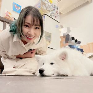 ZAQ Instagram - 先日！
ずっと夢だったサモエドカフェアル( @samoyedcafe )さんに行ってきました😭😭😭😭✨✨
何ヶ月か前から予約しないと入れぬ人気店🥹

わたし世界一好きな犬種がサモエドなんですけど、お世話が大変すぎて一緒に暮らせる自信がないので、ずっと動画や画像だけ見て満足してたんですが、ようやく会って触りに行けました。。。
もう、、、もっふもふ、、、ふっかふか、、、ふわっふわ、、、、、一面雪景色かと思うほどのわんわんパラダイスでした、、、最高の癒し。

みてください、このわたしの満面の笑み。
幸せな時間をありがとうございました😭✨
また行きたいよー✨