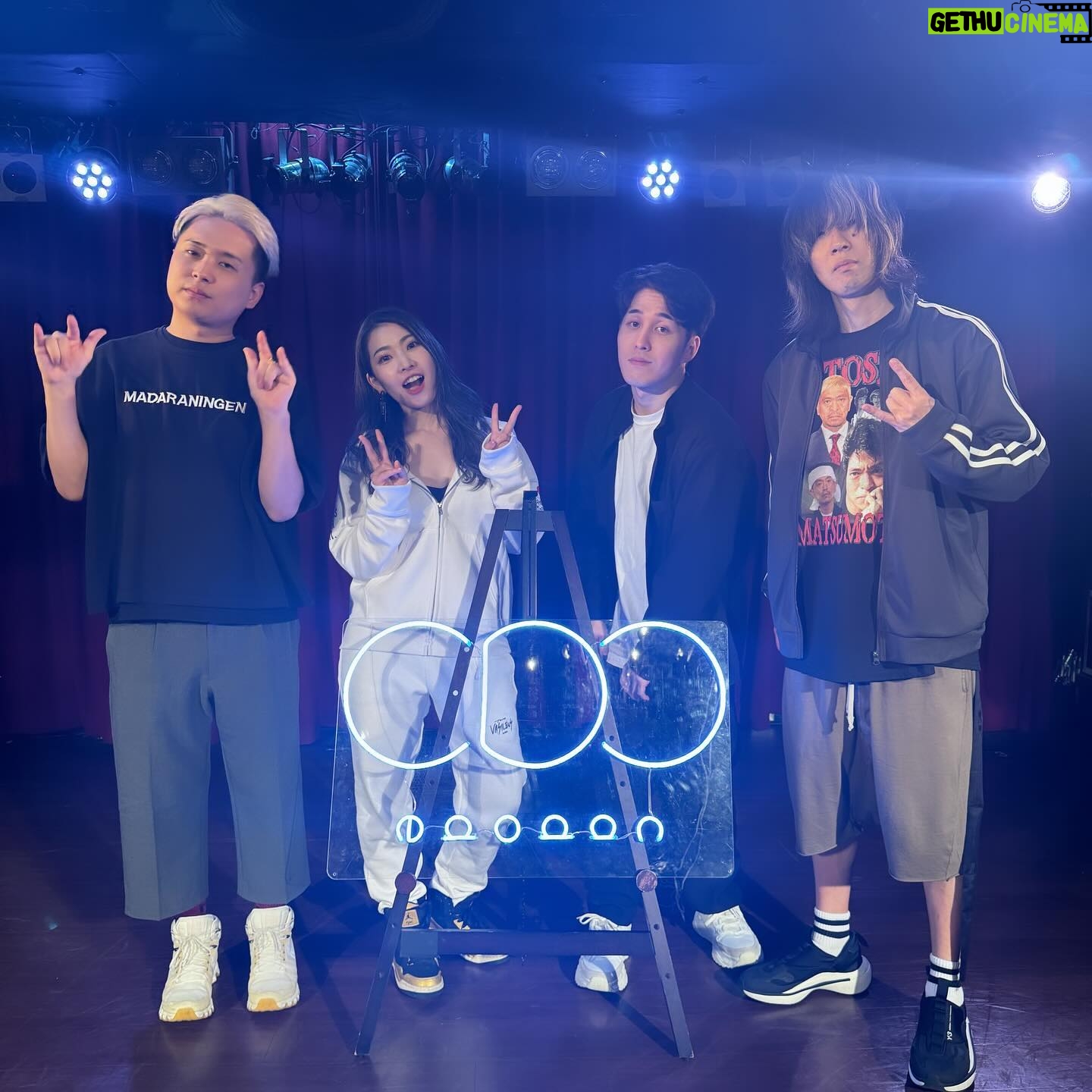 ZAQ - 626 Likes - cadode マンスリーライブ『WALKTHROUGH』ZAQゲスト出演しました!
ーーーセトリーーー
M1 JOURNEY
M2 エキストラレボリューション
M3 Dance In The Game
M4悪夢
M5 BAKKA(新曲)
M6 Sparkling Daydream
M7 INSIDE IDENTITY
ーーーー
せっかくだから普段歌わない曲で構成しよー!と思ったら音楽の方向性があっちゃこっちゃ😂でもそれがZAQの音楽なのです!
新曲BAKKAも初披露でした✨
できたてほやほや曲です。
今日は作曲事務所の社長さんたちがきてくださったんですけど、BAKKAのトラックメイクを褒めていただいたの!嬉しかったです…😭✨
「そういう音も組めるんだね!」って言ってもらえてめちゃんこ嬉しい。自由に楽しくのびのび作ってよかった!
そんな「好きな音」詰め込んだ、BAKKA含む新曲3曲入りSingle「Pivot1.」を、M3というイベントにて
10月29日CDで発売しますので皆様M3に是非きてくださいね!!
残り二曲もはっちゃけてます!
#cadode さんの曲で1番好きな、『暁、星に』もコラボさせていただき光栄でした❤️cadodeの曲オシャレなのばかりで素敵〜😭✨
ご来場頂きありがとうございました!