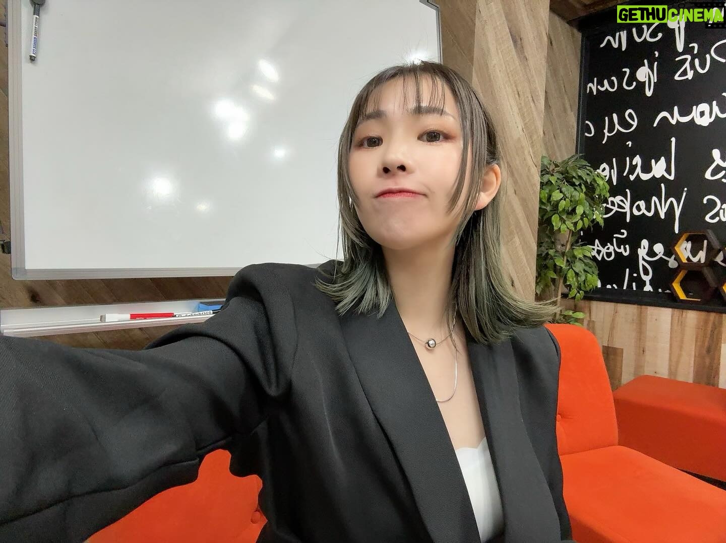 ZAQ - 733 Likes - YouTube生配信ありがとやした!
珍しきスーツ姿でした。ほんとはメガネも持ってったのにかけるの忘れてたー。