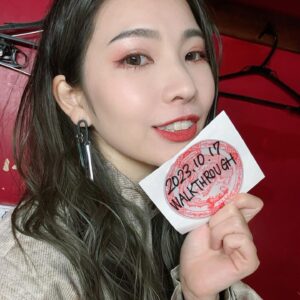 ZAQ Instagram - cadode マンスリーライブ『WALKTHROUGH』ZAQゲスト出演しました！

ーーーセトリーーー

M1 JOURNEY
M2 エキストラレボリューション
M3 Dance In The Game
M4悪夢
M5 BAKKA（新曲）
M6 Sparkling Daydream
M7 INSIDE IDENTITY
ーーーー

せっかくだから普段歌わない曲で構成しよー！と思ったら音楽の方向性があっちゃこっちゃ😂でもそれがZAQの音楽なのです！

新曲BAKKAも初披露でした✨
できたてほやほや曲です。

今日は作曲事務所の社長さんたちがきてくださったんですけど、BAKKAのトラックメイクを褒めていただいたの！嬉しかったです…😭✨
「そういう音も組めるんだね！」って言ってもらえてめちゃんこ嬉しい。自由に楽しくのびのび作ってよかった！

そんな「好きな音」詰め込んだ、BAKKA含む新曲3曲入りSingle「Pivot1.」を、M3というイベントにて
10月29日CDで発売しますので皆様M3に是非きてくださいね！！
残り二曲もはっちゃけてます！

#cadode さんの曲で1番好きな、『暁、星に』もコラボさせていただき光栄でした❤️cadodeの曲オシャレなのばかりで素敵〜😭✨

ご来場頂きありがとうございました！