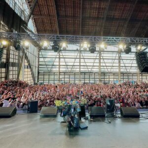 ZAQ Instagram - Termino el recital de ZAQ en Chile! Lo disfrutaron? Soy feliz de haber conocido a tan maravillosos fans! Sigan amando el anime song! Amo Chile!

🇨🇱🇨🇱🇨🇱✨✨

#AEX31