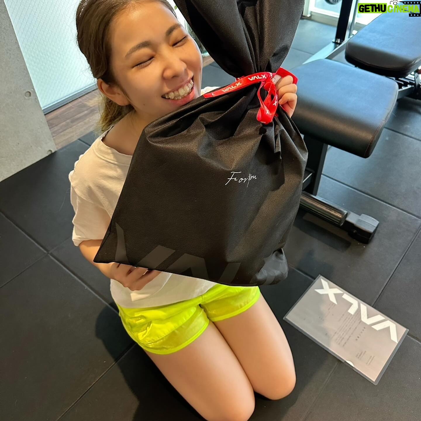 ZAQ - 680 Likes - 本日もあやうみ先生のパーソナルトレーニングを受けてきました✨
なんと!VALXさんからプレゼントをいただきましたぁ😭✨✨
普段から、姉も母も飲んでいるプロテインブランドがVALXさんで、いろんなプロテイン試してきたけど、VALXさんが1番おいしくて飲みやすくて大好きなプロテインなので、ほんっっとに嬉しかった〜!!
プロテインお試しサイズのセットや、シェーカー、EAAまで入っておりました…神すぎる。゚(゚´ω`゚)゚。✨
毎朝寝起きとジョギングにEAAを飲み、夜ごはんにプロテイン飲んだりしていますっ❤️
いろんなフレーバーがあるから、どうしてもお腹が空いた時には甘い系のプロテインを飲んでおやつ代わりにしてマッスル💪
ワンマンに向けて、筋トレがんばるぞぉ😤😤😤Siriがデカすぎるぞ、ざくお😤😤😤😤😤😤
まってろBLAZE😤😤😤😤
VALXさん、あやうみせんせい、ありがとうございましたっ…✨
@valx_official
@valx_apparel @valx_kintoredaigaku
@ayaumi.co.jp
@kayg_personalgym