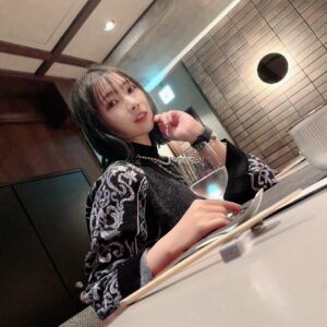 ZAQ Instagram - おしゃれな中華料理屋さんに行きました✌️🎊

お酒が飲めなくなったので
お水でがまん😣