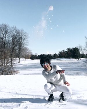 Zach Page Instagram - мerry cнrιѕтмaѕ🙏🏼❄️☃️ #snowball #catch! 😏☺️