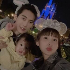Zack Fanchiang Instagram - -
Tokyo Disney✔️
完成👧🏻願望清單的同時
發現在過程中 
好像也找尋到了心中嚮往的童年
-
在看Disney 遊行時
看到一位爸爸背著女兒 轉頭問她
“Are you happy today？”
雖然只是簡單的一句話
但當下不知為何聽了滿滿的感動😂
然後低頭看著👶🏻
一邊看遊行眼裡一邊冒星星💫
（大概長這樣🤩）
內心突然覺得很欣慰😆
-
雖然我還是不太贊成太早帶小孩出國😂
但看到👶🏻這麼開心 還是很值得啦💛