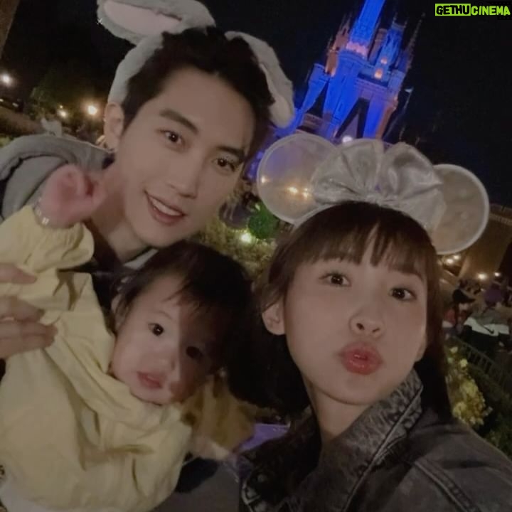 Zack Fanchiang - 15.8K Likes - -
Tokyo Disney✔️
完成👧🏻願望清單的同時
發現在過程中
好像也找尋到了心中嚮往的童年
-
在看Disney 遊行時
看到一位爸爸背著女兒 轉頭問她
“Are you happy today?”
雖然只是簡單的一句話
但當下不知為何聽了滿滿的感動😂
然後低頭看著👶🏻
一邊看遊行眼裡一邊冒星星💫
(大概長這樣🤩)
內心突然覺得很欣慰😆
-
雖然我還是不太贊成太早帶小孩出國😂
但看到👶🏻這麼開心 還是很值得啦💛