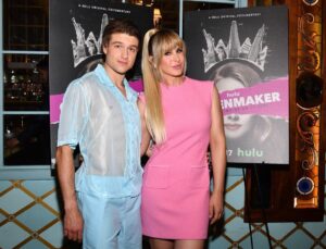 Zackary Drucker Instagram - Truly a gift ✨celebrating✨the launch of my new @hulu documentary 💖👑Queenmaker: The Making of an It Girl  🙈my birthday 🎂 at @mariebelleofficial  #queenmakerhulu 👄 GLAM bam thank you 💥 @josephcarrillo💄 @avery_golson 💁‍♀️ thank you most of ALL to the indispensable cast and crew who made this epic film and release party possible 🎥✨