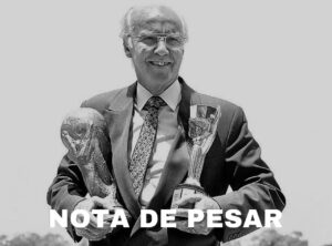 Zagallo Instagram - Nota de Pesar

É com enorme pesar que informamos o falecimento de nosso eterno tetracampeão mundial Mario Jorge Lobo Zagallo.

Um pai devotado, avô amoroso, sogro carinhoso, amigo fiel, profissional vitorioso  e um grande ser humano. Ídolo gigante.  Um patriota que nos deixa um legado de grandes conquistas. 

Agradecemos a Deus pelo tempo que pudemos conviver com você e pedimos ao Pai que encontremos conforto nas boas lembranças e no grande exemplo que você nos deixa. 🖤