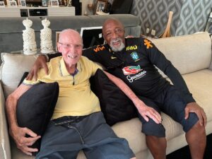 Zagallo Instagram - Recebi uma visita ilustre! Paulo César Caju, um dos maiores craques do futebol. É sempre uma honra recebê-lo em minha casa. 👏🏻❤️
Arraste para o lado para ver a chuteira usada por mim em toda COPA DE 1958 e a camisa usada na final! 🏆
.
.
#velholobotaon #paulocesarcaju