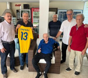 Zagallo Instagram - Hoje recebi a visita do Parreira, Américo Faria, Zé Mário, Enio Faria e Alfredo Sampaio, presidente da SAFERJ, recebendo a medalha da criação da comenda do mérito esportivo do futebol carioca. Foi muito bacana e fiquei muito honrado! Obrigado!
.
.
#velholobotaon