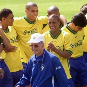 Zagallo Instagram - Hoje os aplausos são para você, @oficialrc3! Parabéns pelo seu dia! Feliz aniversário!👏🏻🎊🎉⚽️

.
.
#baudozagallo #velholobotaon