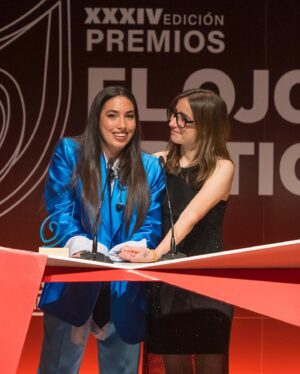 Zahara Instagram - Un sueño entregarle a @mjllergo su merecidísimo premio @ojocritico_rne.

Estilismo @estelabenitez_stylist 
Vestidazo de @sandroparis
Botas de @drmartensofficial

🧚