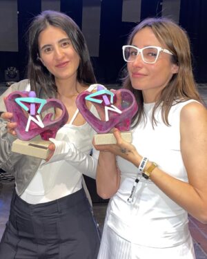 Zahara Instagram - Gracias @premiosmin 
Qué alegría poder recoger mi premio 
Qué bonito reencuentro con compañeras 
¡Viva Izaro!

🎾Estilismo @estelabenitez_stylist @casaotrura @drmartensofficial 
📸 @william_warrior @pedroanguila