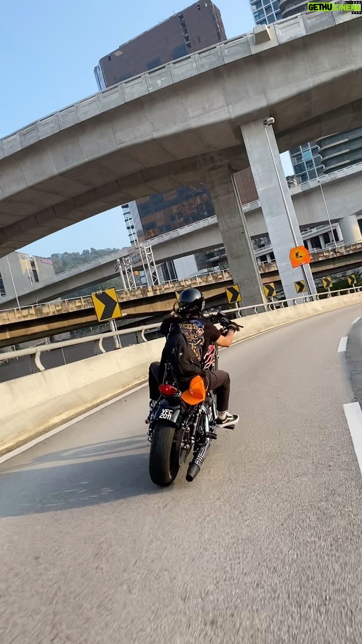 Zahiril Adzim - 2.2K Likes - Ke hadapan yang dirindui.
Sendiri.