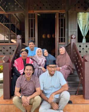 Zahiril Adzim Instagram - Aminah ikut je cakap Ummi & Walid kalini. Lepasni, kita jadi satu keluarga yang bahagia ye ☺️

Korang tengok dekat TV3 & Tonton okay! 🤍

#AkuBukanUstazah 
#AkasiaTV3