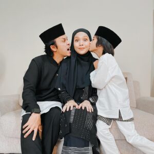 Zahiril Adzim Instagram - 100424

‎تَقَبَّلَ اللَّهُ مِنَّا وَمِنْكُم
Taqabbalallahu Minna Wa Minkum

Warna hitam putih tahun ni, sempena warna rambut Daddy Mommy. Yang putih dah makin menjadi-jadi ni. Heh.

Alhamdulillah, peringatan dari Al-Khaliq.

Begitu juga dengan perjalanan keluarga kecil kami. Dalam setiap langkah, kadang tersadung, tergolek, terseret jua. Hitam putih kehidupan, kan. Alhamdulillah Ala Kulli Hal.

Tetap bangun dan jalan terus!
Doakan kami lulus!

Maaf zahir dan batin, atas segala salah dan silap kami yang mengguris hati kalian, ya.

Selamat Hari Raya! 🤍