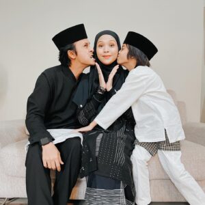 Zahiril Adzim Instagram - 100424

‎تَقَبَّلَ اللَّهُ مِنَّا وَمِنْكُم
Taqabbalallahu Minna Wa Minkum

Warna hitam putih tahun ni, sempena warna rambut Daddy Mommy. Yang putih dah makin menjadi-jadi ni. Heh.

Alhamdulillah, peringatan dari Al-Khaliq.

Begitu juga dengan perjalanan keluarga kecil kami. Dalam setiap langkah, kadang tersadung, tergolek, terseret jua. Hitam putih kehidupan, kan. Alhamdulillah Ala Kulli Hal.

Tetap bangun dan jalan terus!
Doakan kami lulus!

Maaf zahir dan batin, atas segala salah dan silap kami yang mengguris hati kalian, ya.

Selamat Hari Raya! 🤍