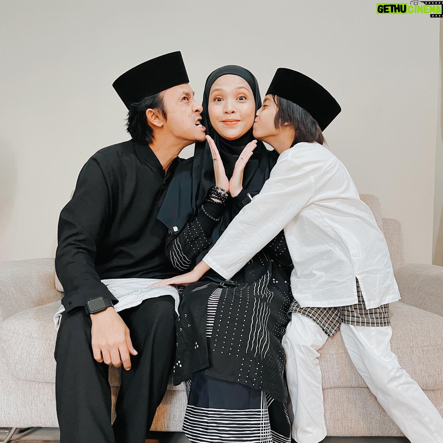 Zahiril Adzim - 43.1K Likes - 100424
تَقَبَّلَ اللَّهُ مِنَّا وَمِنْكُم
Taqabbalallahu Minna Wa Minkum
Warna hitam putih tahun ni, sempena warna rambut Daddy Mommy. Yang putih dah makin menjadi-jadi ni. Heh.
Alhamdulillah, peringatan dari Al-Khaliq.
Begitu juga dengan perjalanan keluarga kecil kami. Dalam setiap langkah, kadang tersadung, tergolek, terseret jua. Hitam putih kehidupan, kan. Alhamdulillah Ala Kulli Hal.
Tetap bangun dan jalan terus!
Doakan kami lulus!
Maaf zahir dan batin, atas segala salah dan silap kami yang mengguris hati kalian, ya.
Selamat Hari Raya! 🤍