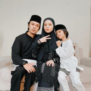 Zahiril Adzim Instagram - 100424

‎تَقَبَّلَ اللَّهُ مِنَّا وَمِنْكُم
Taqabbalallahu Minna Wa Minkum

Warna hitam putih tahun ni, sempena warna rambut Daddy Mommy. Yang putih dah makin menjadi-jadi ni. Heh.

Alhamdulillah, peringatan dari Al-Khaliq.

Begitu juga dengan perjalanan keluarga kecil kami. Dalam setiap langkah, kadang tersadung, tergolek, terseret jua. Hitam putih kehidupan, kan. Alhamdulillah Ala Kulli Hal.

Tetap bangun dan jalan terus!
Doakan kami lulus!

Maaf zahir dan batin, atas segala salah dan silap kami yang mengguris hati kalian, ya.

Selamat Hari Raya! 🤍