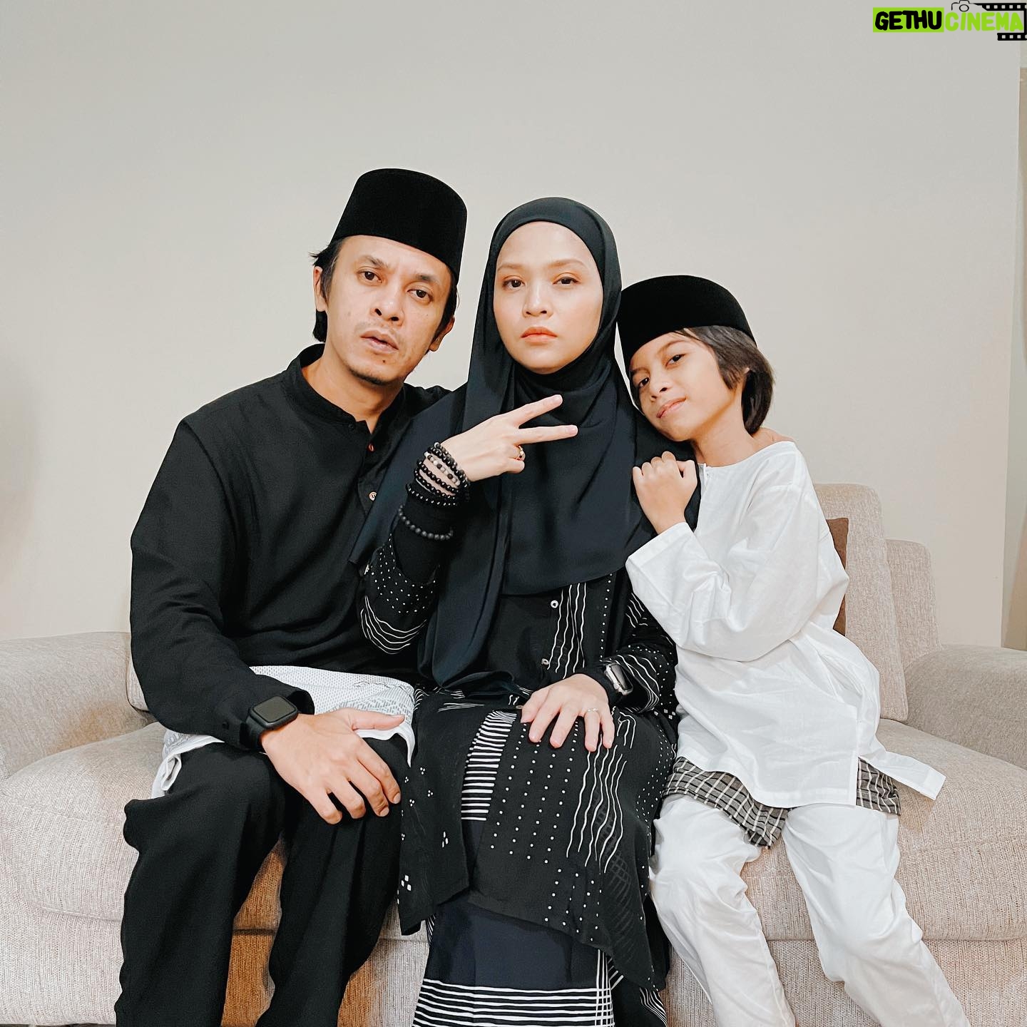 Zahiril Adzim - 43.1K Likes - 100424
تَقَبَّلَ اللَّهُ مِنَّا وَمِنْكُم
Taqabbalallahu Minna Wa Minkum
Warna hitam putih tahun ni, sempena warna rambut Daddy Mommy. Yang putih dah makin menjadi-jadi ni. Heh.
Alhamdulillah, peringatan dari Al-Khaliq.
Begitu juga dengan perjalanan keluarga kecil kami. Dalam setiap langkah, kadang tersadung, tergolek, terseret jua. Hitam putih kehidupan, kan. Alhamdulillah Ala Kulli Hal.
Tetap bangun dan jalan terus!
Doakan kami lulus!
Maaf zahir dan batin, atas segala salah dan silap kami yang mengguris hati kalian, ya.
Selamat Hari Raya! 🤍