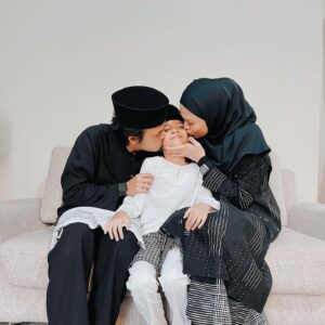 Zahiril Adzim Instagram - 100424

‎تَقَبَّلَ اللَّهُ مِنَّا وَمِنْكُم
Taqabbalallahu Minna Wa Minkum

Warna hitam putih tahun ni, sempena warna rambut Daddy Mommy. Yang putih dah makin menjadi-jadi ni. Heh.

Alhamdulillah, peringatan dari Al-Khaliq.

Begitu juga dengan perjalanan keluarga kecil kami. Dalam setiap langkah, kadang tersadung, tergolek, terseret jua. Hitam putih kehidupan, kan. Alhamdulillah Ala Kulli Hal.

Tetap bangun dan jalan terus!
Doakan kami lulus!

Maaf zahir dan batin, atas segala salah dan silap kami yang mengguris hati kalian, ya.

Selamat Hari Raya! 🤍