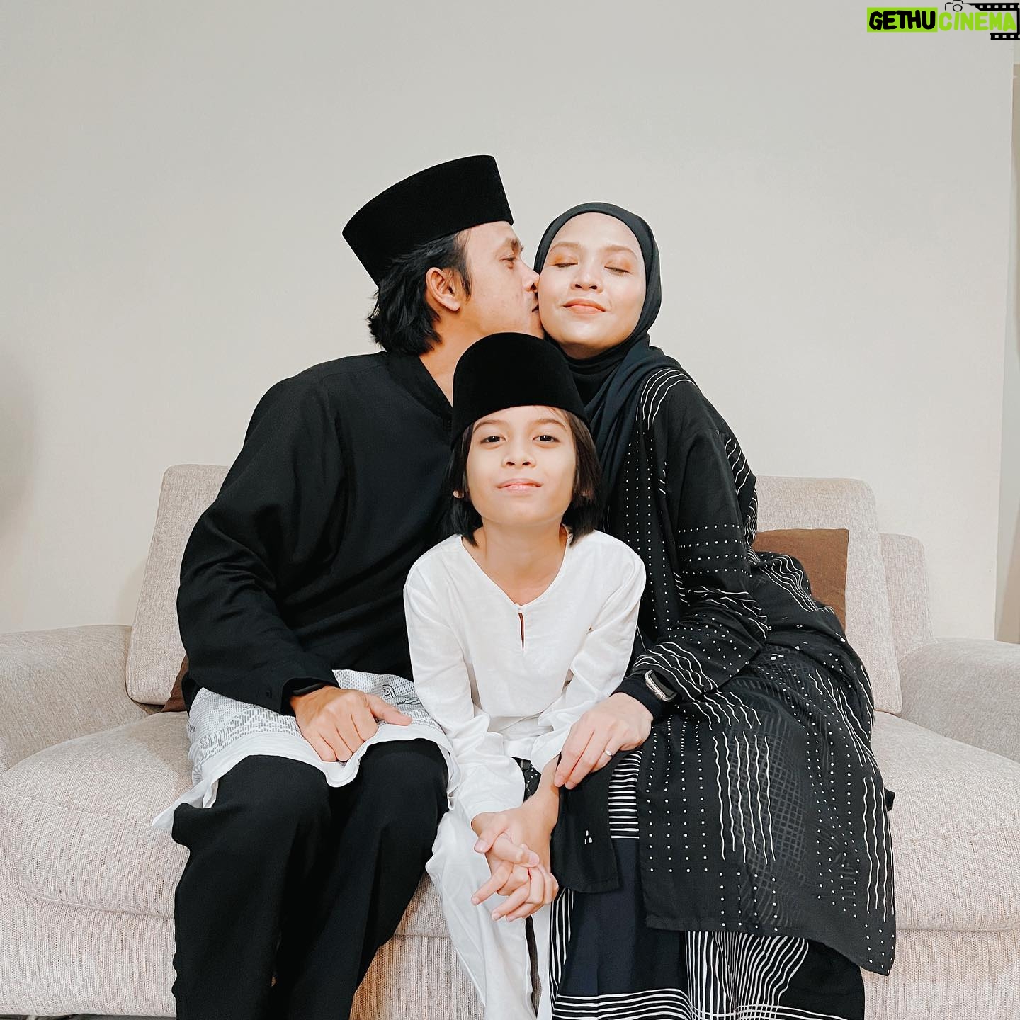 Zahiril Adzim - 43.1K Likes - 100424
تَقَبَّلَ اللَّهُ مِنَّا وَمِنْكُم
Taqabbalallahu Minna Wa Minkum
Warna hitam putih tahun ni, sempena warna rambut Daddy Mommy. Yang putih dah makin menjadi-jadi ni. Heh.
Alhamdulillah, peringatan dari Al-Khaliq.
Begitu juga dengan perjalanan keluarga kecil kami. Dalam setiap langkah, kadang tersadung, tergolek, terseret jua. Hitam putih kehidupan, kan. Alhamdulillah Ala Kulli Hal.
Tetap bangun dan jalan terus!
Doakan kami lulus!
Maaf zahir dan batin, atas segala salah dan silap kami yang mengguris hati kalian, ya.
Selamat Hari Raya! 🤍