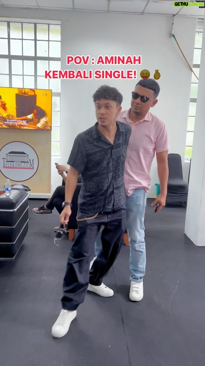 Zahiril Adzim - 31.9K Likes - Abe Omar, relax Be… Aminah single kan sekarang nie. 😏😝 @zahiriladzim @eryshaemyra
▶️ #AkuBukanUstazah > Isnin-Jumaat -> 7malam di TV3!
Dibintangi oleh : @eryshaemyra @hairiwut @zahiriladzim
Dibantu oleh :
@haneesyahanee @husnamustaffa @shazabae_ @qistinakhaled @fikhreebakar @danial_dashuki @ahmadsyafiq_79 @syadmutalib @razak_ahmad67 @fadilahmansor
@azharbsulaiman @masanizan1
Arahah : @ayidonara
Terbitan : @globalstationsb
@aliaramly @adilaramly
#DramaSangat
#tv3malaysia
#Akasia
#AkuBukanUstazah #inspirasigenerasi #sentiasabersamamu