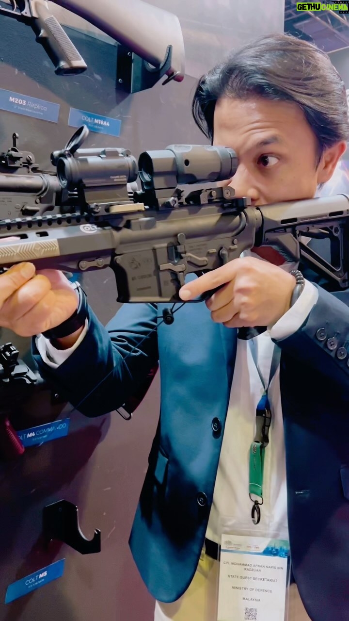Zahiril Adzim - 7.8K Likes - Hari ni sempat lari sekejap dan singgah ke hari terakhir @dsamalaysia. Tak sempat nak pusing habis exhibition di MITEC ni sebab kena gerak awal ke training. InshaaAllah harap ada lagi rezeki ini.
Dapat lah membelek - belek sikit. Terima kasih tuan @akmaqiim sudi luangkan sedikit masa untuk kami.