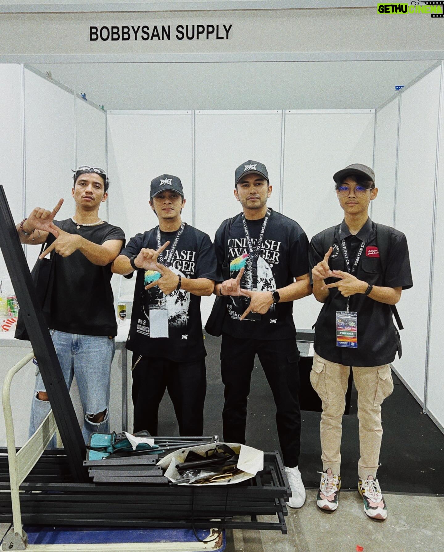 Zahiril Adzim - 2.4K Likes - Well Done ! Team @bobbysansupply ⚡️! We made it. Alhamdulillah selesai sudah pengembaraan kami 66 jam untuk event terbesar raya tahun ni di @absolutbazaar . Kami budak baru belajar, banyak lagi kena belajar dan pengalaman disini kami ambik untuk ke masa akan datang. Thankyou jugak rakan2 vendor yg lain berkongsi pengalaman dan pendapat. Alhamdulillah kami berjuang smpai habis ! Barang @bobbysansupply SOLD OUT Alhamdulillah terima kasih sudi singgah shopping barang kitaorng. Yang mana x sempat tu, minta maaf banyak2. Insya Allah bnyak lagi collection2 terbaru kitaorng akan keluar lepas ni. Terus support, beli dan angkat lokal brand ! See you next time ⚡️⚡️⚡️