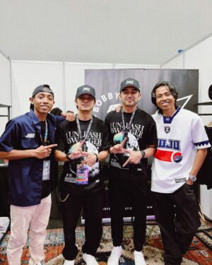 Zahiril Adzim Instagram - Well Done ! Team @bobbysansupply ⚡️! We made it. Alhamdulillah selesai sudah pengembaraan kami 66 jam untuk event terbesar raya tahun ni di @absolutbazaar . Kami budak baru belajar, banyak lagi kena belajar dan pengalaman disini kami ambik untuk ke masa akan datang. Thankyou jugak rakan2 vendor yg lain berkongsi pengalaman dan pendapat. Alhamdulillah kami berjuang smpai habis ! Barang @bobbysansupply SOLD OUT Alhamdulillah terima kasih sudi singgah shopping barang kitaorng. Yang mana x sempat tu, minta maaf banyak2. Insya Allah bnyak lagi collection2 terbaru kitaorng akan keluar lepas ni. Terus support, beli dan angkat lokal brand ! See you next time ⚡️⚡️⚡️