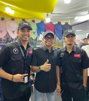 Zahiril Adzim Instagram - Well Done ! Team @bobbysansupply ⚡️! We made it. Alhamdulillah selesai sudah pengembaraan kami 66 jam untuk event terbesar raya tahun ni di @absolutbazaar . Kami budak baru belajar, banyak lagi kena belajar dan pengalaman disini kami ambik untuk ke masa akan datang. Thankyou jugak rakan2 vendor yg lain berkongsi pengalaman dan pendapat. Alhamdulillah kami berjuang smpai habis ! Barang @bobbysansupply SOLD OUT Alhamdulillah terima kasih sudi singgah shopping barang kitaorng. Yang mana x sempat tu, minta maaf banyak2. Insya Allah bnyak lagi collection2 terbaru kitaorng akan keluar lepas ni. Terus support, beli dan angkat lokal brand ! See you next time ⚡️⚡️⚡️