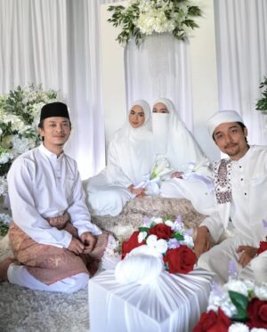 Zahiril Adzim Instagram - Betul ke Aminah kahwin dengan Dr Omar? Atau mungkin hanya mimpi semata mata 🫣🤭 

#AkuBukanUstazah 
#AkasiaTV3