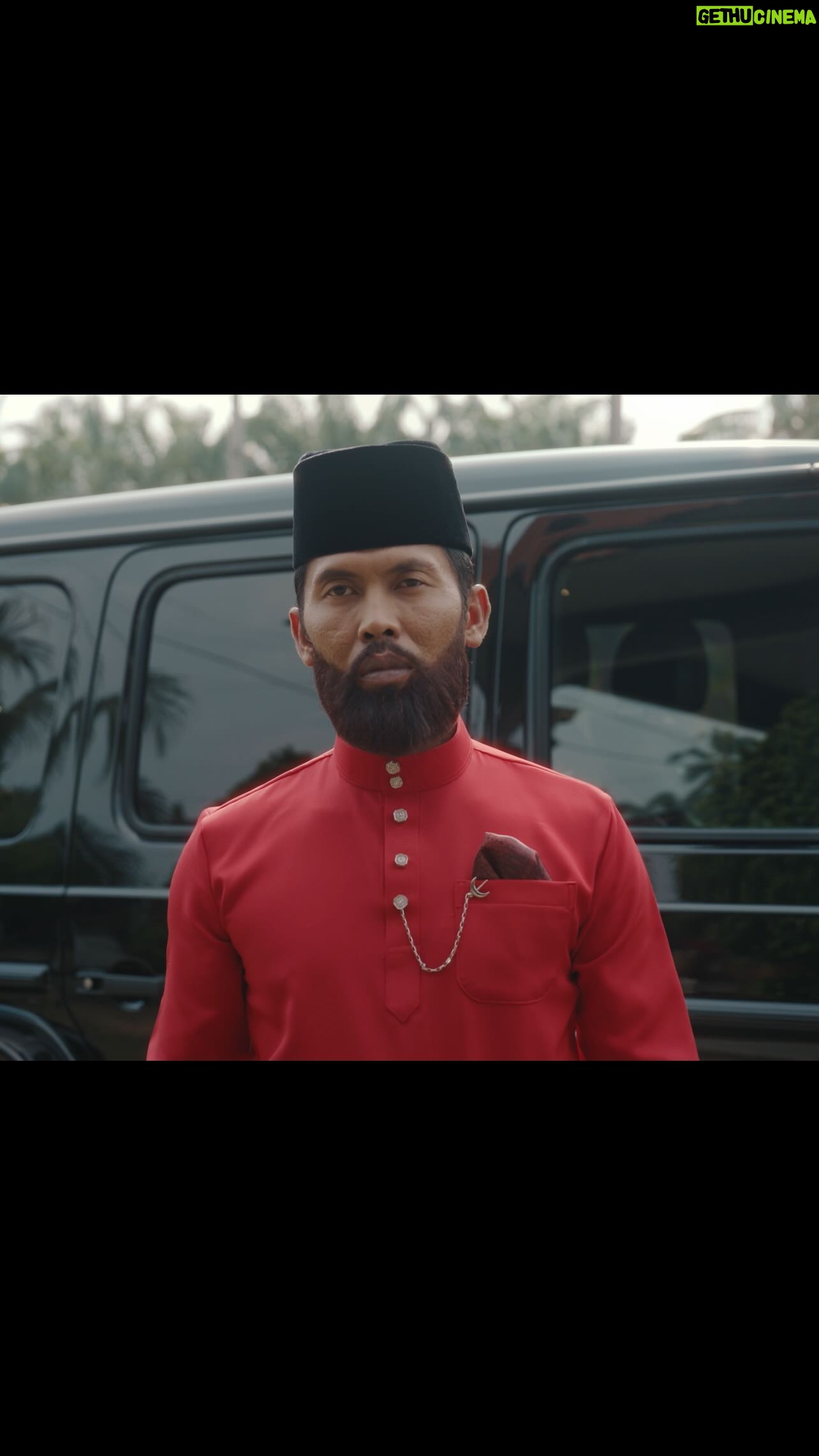 Zahiril Adzim - 27.6K Likes - “BS”
Sama tapi bukan dia.Selamat Hari Raya.
Jumpa di Starvendors KLCC
29,30,31 March dan 1 April 2024
Big thanks: @elrahexclusivesetapakhq @sass_syed @elazman_
Collab: @beesociety.my @bobbysansupply
@zahiriladzim @pakdinasty @kimmyscoverto @nafiez.zaidi
Video: @cstproduction
Kereta: @dtcmotors
.
.
#Rayakeduapakaiapa #beesociety #bobbysan #starvendors